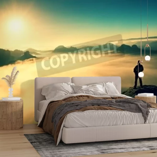 Fotobehang Een man en de zonsopgang boven de wolken