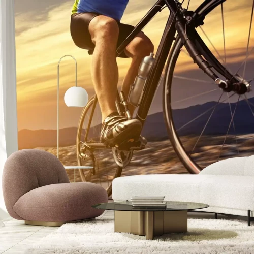 Fotobehang Fietser rijdt met bergen op de achtergrond