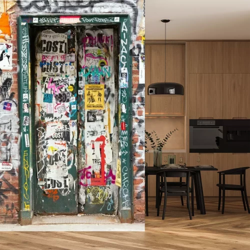 Sticker Graffiti bedekt deuropening in New York City