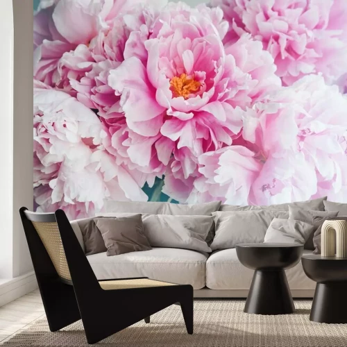 Fotobehang Weelderige pioenrozen op een blauwe achtergrond