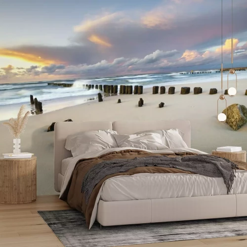 Fotobehang Dynamische landschap van zee, de golven breken op de golfbreker, zonsondergang op de zee strand