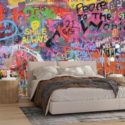 Fotobehang Veelkleurige graffiti met inscripties en smileygezichten