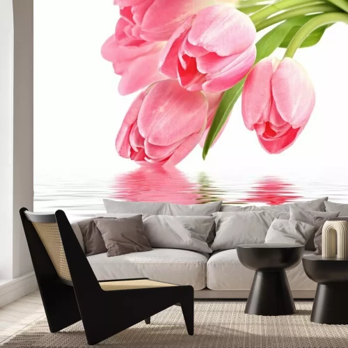 Fotobehang Roze tulpen weerspiegeld in het water