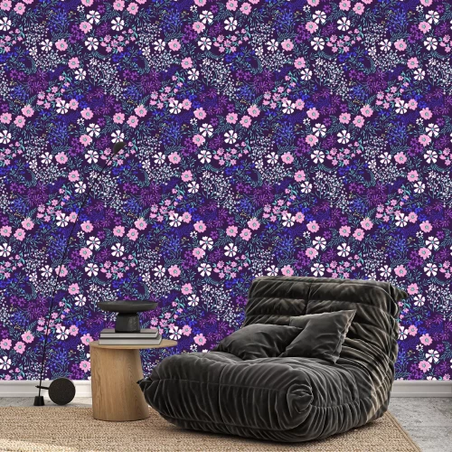 Behang Kleine wilde bloemen op een donkere achtergrond