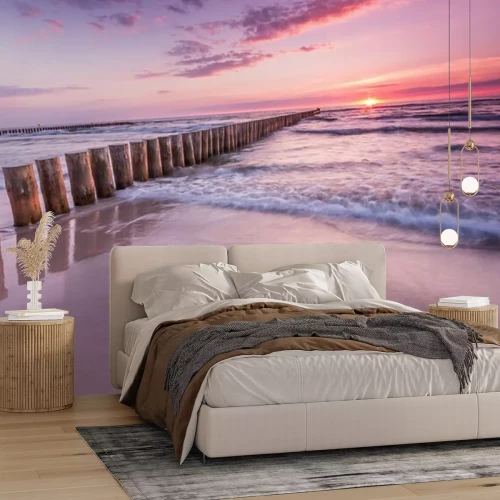 Fotobehang Strand met golven en paarse lucht