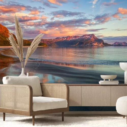 Fotobehang Strand en zee met een achtergrond van bergen