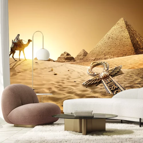 Fotobehang Bedoeïen op een kameel bij de piramides en de Ankh in de woestijn