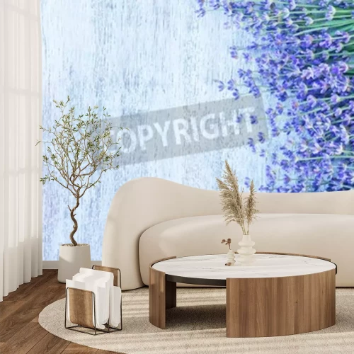 Fotobehang Lavendel op een tafel, bloemen op de houten achtergrond