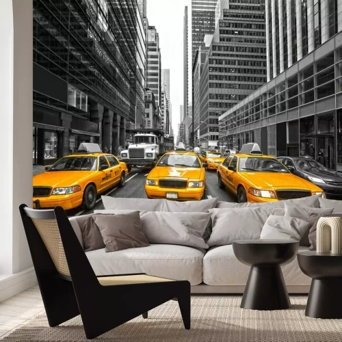 Fotobehang Gele taxi's tegen een zwart-witte stadsachtergrond