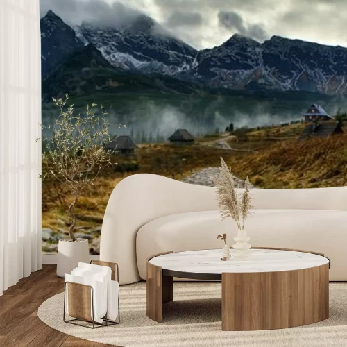 Fotobehang Schilderachtig uitzicht op bergtoppen in de mist