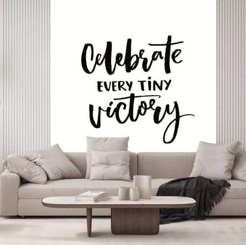 Sticker Vier elk klein overwinning. Motieven citaat over de voortgang en dromen. Inspirational zeggen. Zwarte vector kalligrafie op een witte achtergrond