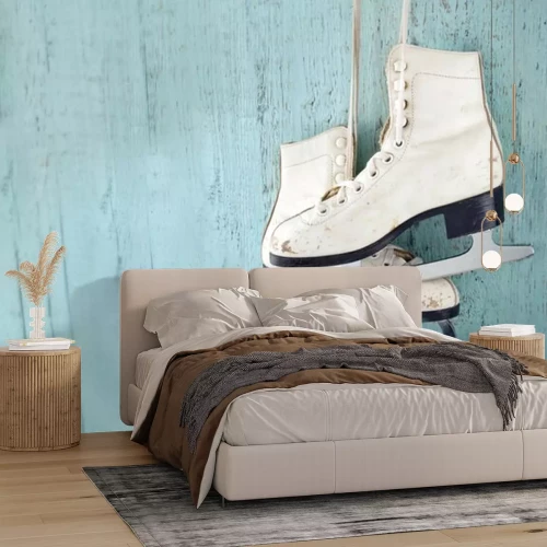 Sticker Vrouwen schaatsen opknoping op blauwe houten achtergrond