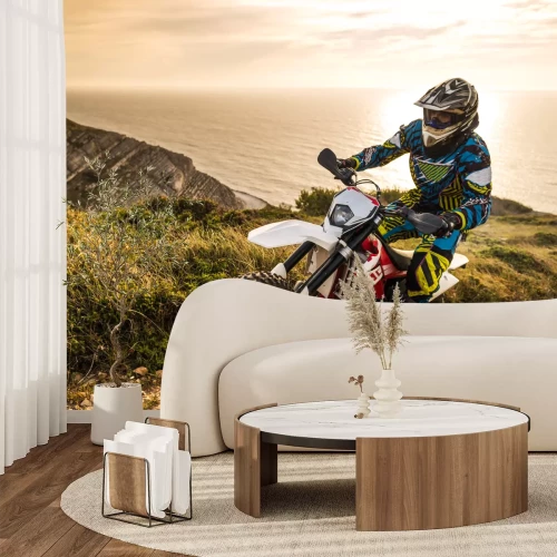 Fotobehang Een motorrijder met de zee op de achtergrond