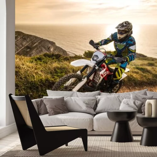 Fotobehang Een motorrijder met de zee op de achtergrond