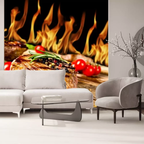 Fotobehang Gegrilde biefstukken met vlammen op de achtergrond