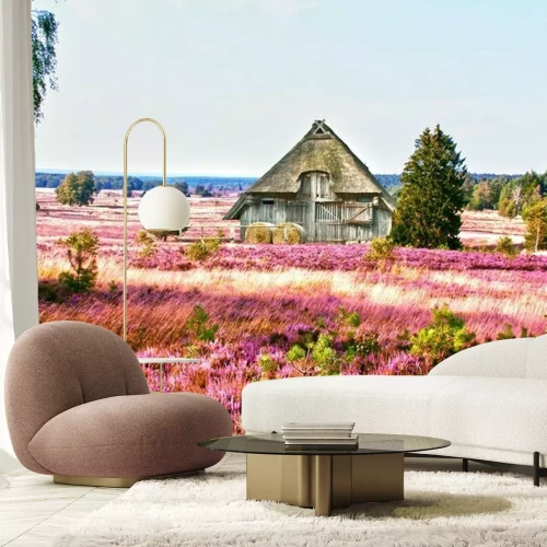 Fotobehang Een huisje tussen de bloemenvelden