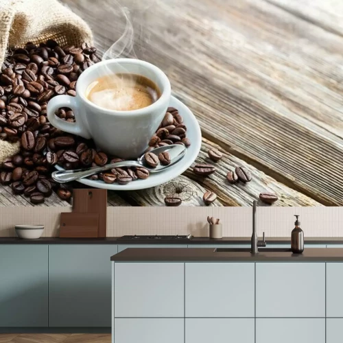Fotobehang Een kopje espresso en koffiebonen op een houten tafel
