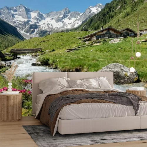 Fotobehang Bloemen en een beekje in de bergen
