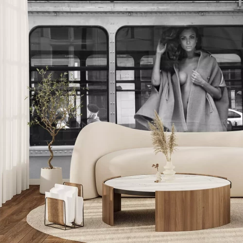 Fotobehang Sensuele vrouw in een tram