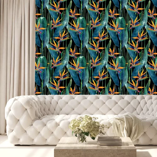 Behang Aquarel strelitzia met bloemen op een zwarte achtergrond