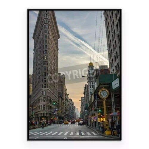 Poster NEW YORK CITY - CIRCA 2016: Het Flatiron Building staat tussen Broadway en Fifth Avenue op een drukke zaterdagavond in Manhattan, New York City. Het Flatirongebouw is een 22-jarige driehoekige vorm