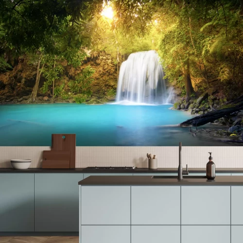 Fotobehang Waterval in een zonnige jungle