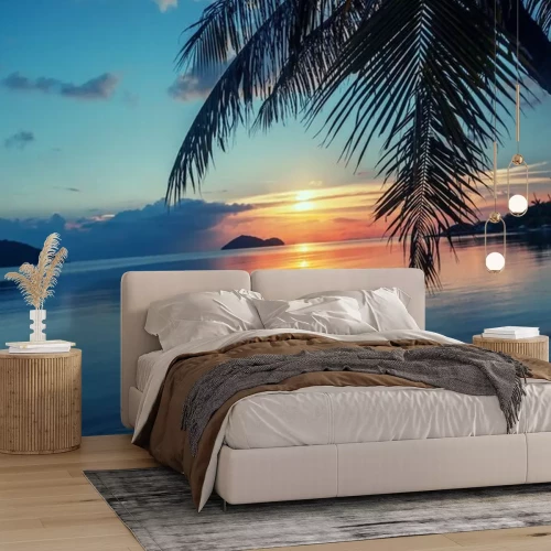 Fotobehang Palmboom op het strand bij zonsondergang