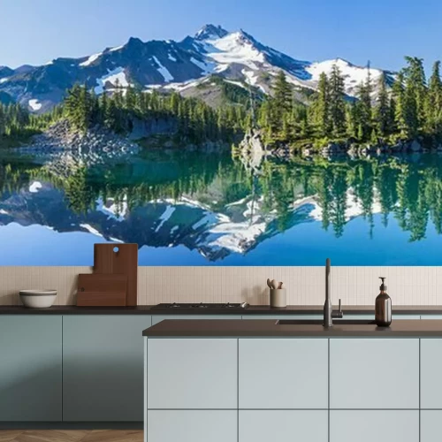 Fotobehang Bomen en bergen weerspiegeld in het meer