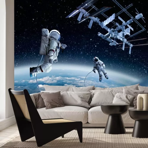 Fotobehang Twee kosmonauten naast een satelliet