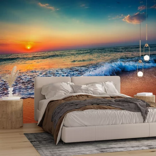 Fotobehang Zonsopgang en golven bij de zee