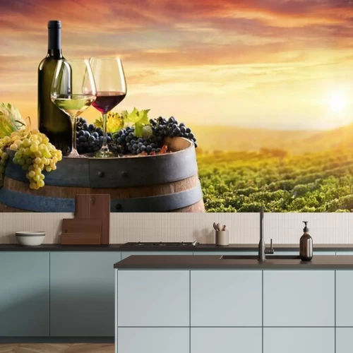 Fotobehang Wijnflessen glazen en een druivenveld