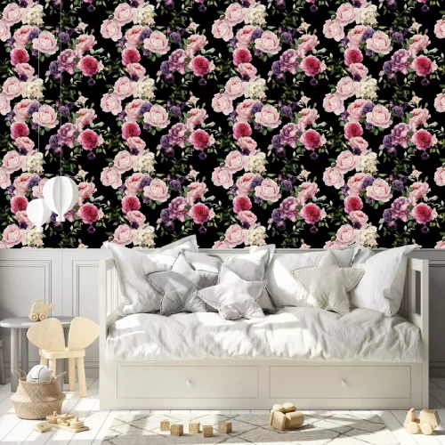 Behang Roze en paarse bloemen op een zwarte achtergrond
