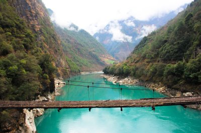Fotobehang Een houten hangbrug in de bergen