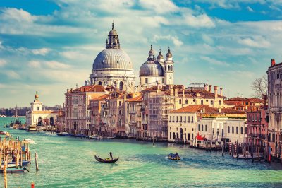 Fotobehang Het kanaal met de majestueuze basiliek van Santa Maria