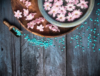 Fotobehang Zeezout, bloemen en water