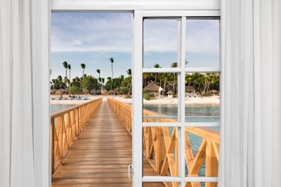 Fotobehang Raam open uitzicht op het prieel in de zee