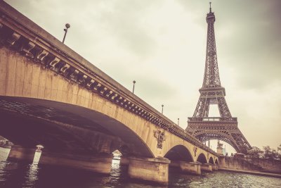 Fotobehang De brug en de Eiffeltoren op een bewolkte dag