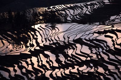 Fotobehang Zonsondergang weerkaatst op het veld