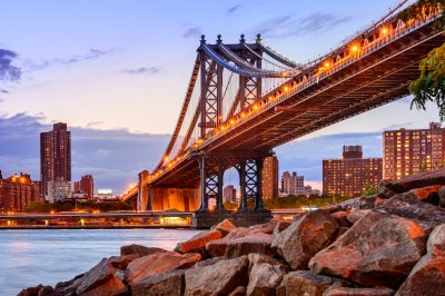 Fotobehang New York City, USA at the Manhattan Bridge spanning the East River.