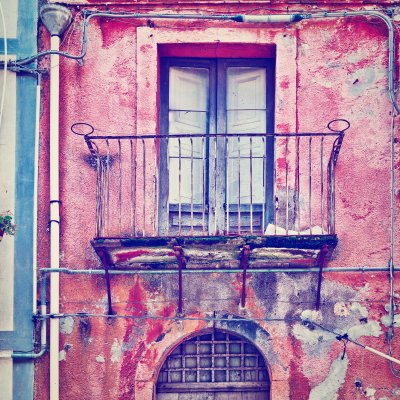 Fotobehang Onooglijke gevel van het oude huis in de Siciliaanse stad Piazza Armerina, Instagram-effect