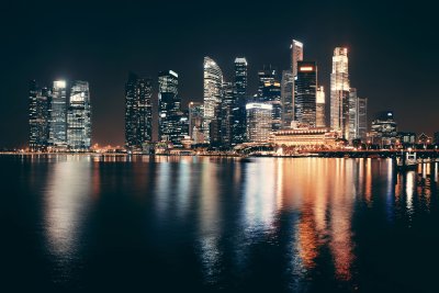 Fotobehang De horizon van Singapore bij nacht met stedelijke gebouwen