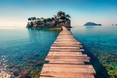 Fotobehang Een pittoresk paradijselijk eiland met een brug over de blauwe zee