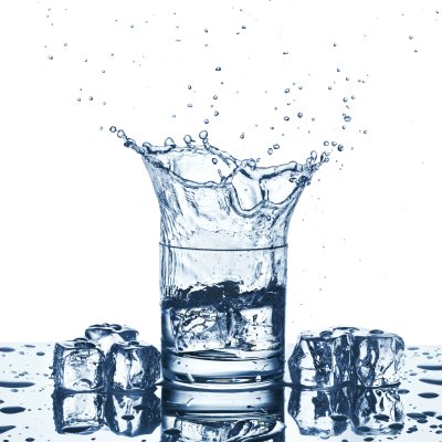 Fotobehang Water splash in glass of blue color