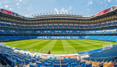 Fotobehang Leeg zonnig Santiago Bernabeu-stadion