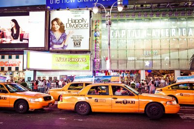 Fotobehang NEW YORK CITY - 1 juli: Taxi's rijden throughTimes plein met Theaters Broadway en geanimeerd LED-borden. Times Square is een symbool van New York City. 1 juli 2011 in Manhattan, New York City.