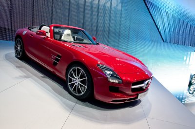 Fotobehang FRANKFURT - 25 september: Mercedes-Benz SLS AMG Roadster gepresenteerd op de 64ste Internationale Automobil Ausstellung (IAA) op 25 september 2011 in Frankfurt, Duitsland.