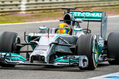 Fotobehang Raceautocoureur met gele helm
