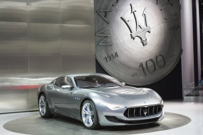 Fotobehang Zilveren Maserati Alfieri sportwagen