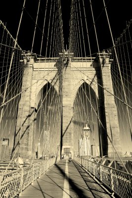Fotobehang New York City Brooklyn Bridge in Manhattan close-up met wolkenkrabbers en skyline van de stad over Hudson River.