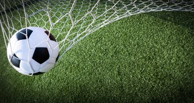 Fotobehang Voetbal in het doelnet